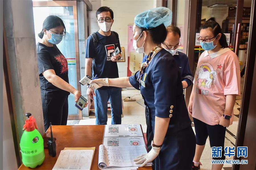 （圖文互動(dòng)）（1）北京節(jié)日市場(chǎng)復(fù)工忙、人氣旺