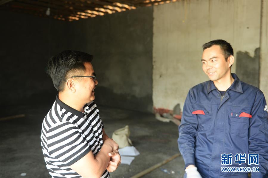 （決戰(zhàn)決勝脫貧攻堅&middot;圖文互動）（5）理發(fā)師&ldquo;修剪&rdquo;鄉(xiāng)村游一團亂麻