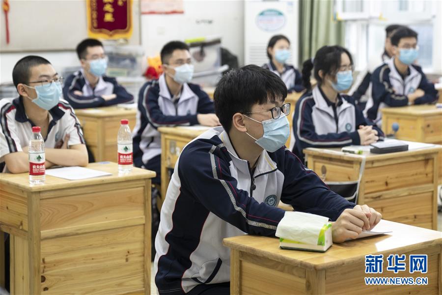 （在習(xí)近平新時(shí)代中國特色社會(huì)主義思想指引下&mdash;&mdash;新時(shí)代新作為新篇章&middot;習(xí)近平總書記關(guān)切事&middot;圖文互動(dòng)）（3）疫情防控不減壓　復(fù)工復(fù)產(chǎn)正加速&mdash;&mdash;武漢&ldquo;解封&rdquo;滿月觀察