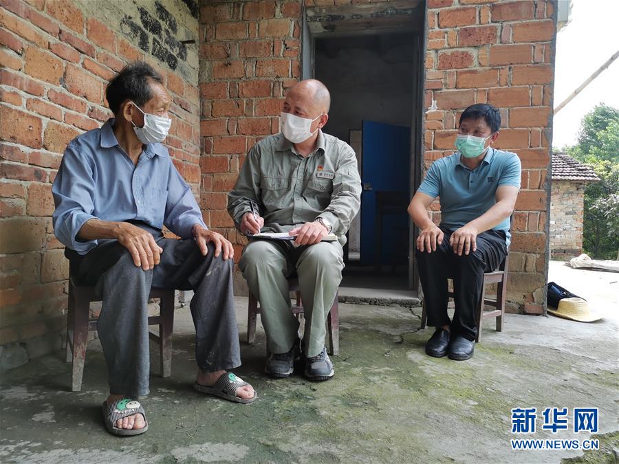 （決戰(zhàn)決勝脫貧攻堅(jiān)&middot;圖文互動(dòng)）（2）駐村第一書記當(dāng)起&ldquo;蝦農(nóng)&rdquo;&ldquo;牛倌&rdquo;