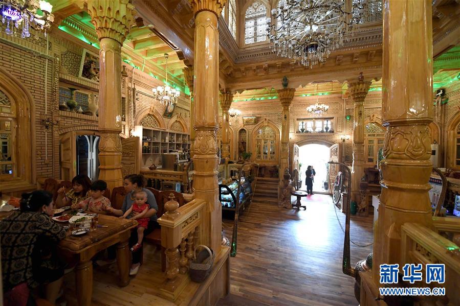 （決戰(zhàn)決勝脫貧攻堅(jiān)&middot;聚焦&ldquo;三區(qū)三州&rdquo;&middot;圖文互動(dòng)）（5）&ldquo;古老&rdquo;和田展現(xiàn)新時(shí)尚