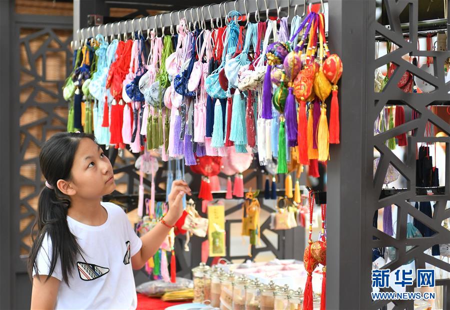 (新華全媒頭條·圖文互動)(4)線上線下消費升溫 文旅活動邁上“云端”——端午假期透視我國經(jīng)濟高質量發(fā)展新動力