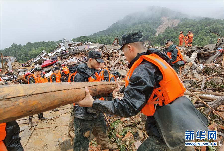 （圖文互動）（11）武警官兵持續(xù)奮戰(zhàn)多地洪澇災(zāi)害搶險救援一線