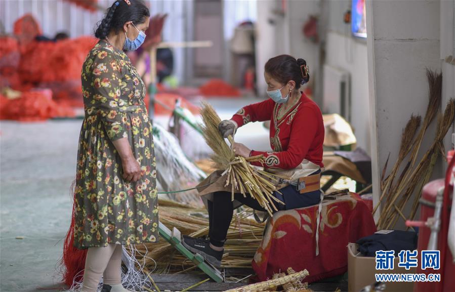 (決戰(zhàn)決勝脫貧攻堅(jiān)·圖文互動(dòng))(2)“掃”出脫貧路:南疆深貧村巧變“創(chuàng)業(yè)村”