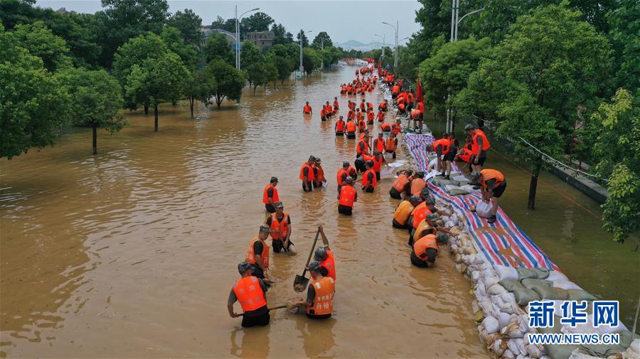 (防汛抗洪·圖文互動(dòng))(1)東部戰(zhàn)區(qū)陸軍再次抽調(diào)1.6萬(wàn)余人增援抗洪一線