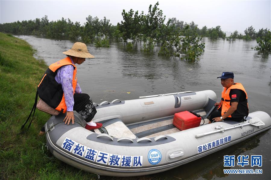 (防汛抗洪·一線人物·圖文互動)(3)萬家燈火明 壩上有神兵——安徽宿松長江大堤上的“守護(hù)者聯(lián)盟”群像