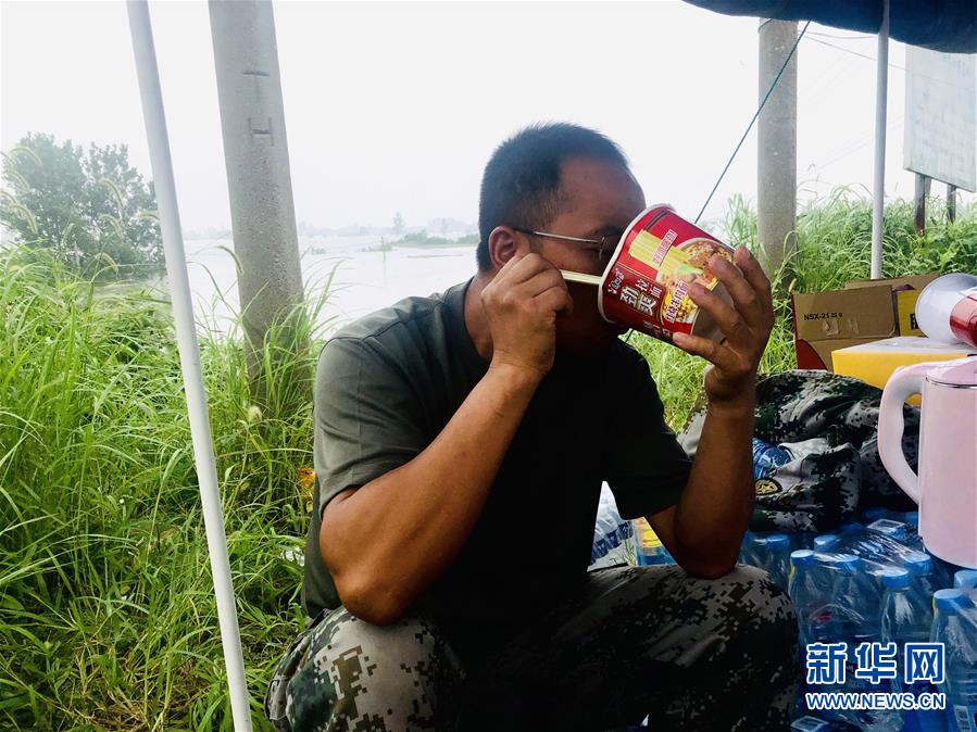 (防汛抗洪·一線人物·圖文互動)(1)萬家燈火明 壩上有神兵——安徽宿松長江大堤上的“守護(hù)者聯(lián)盟”群像