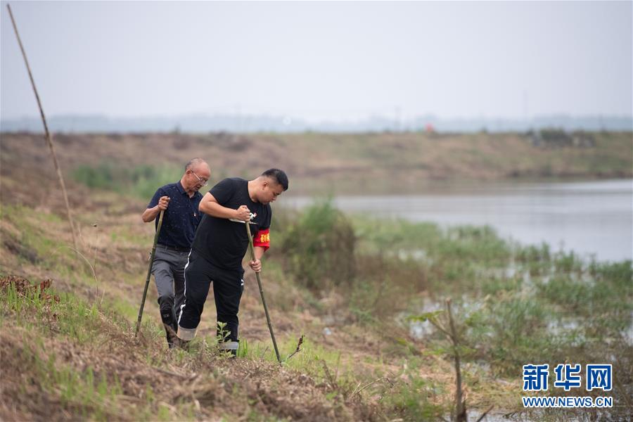 （防汛抗洪·圖文互動）（1）在大堤上成長，為人民守護——洪水中的青年“生力軍”