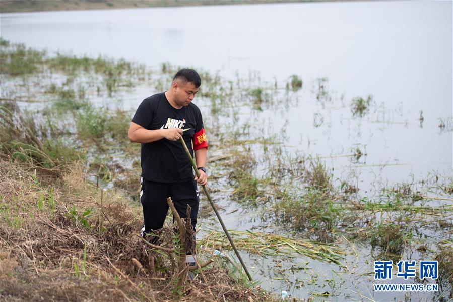 （防汛抗洪·圖文互動）（2）在大堤上成長，為人民守護——洪水中的青年“生力軍”