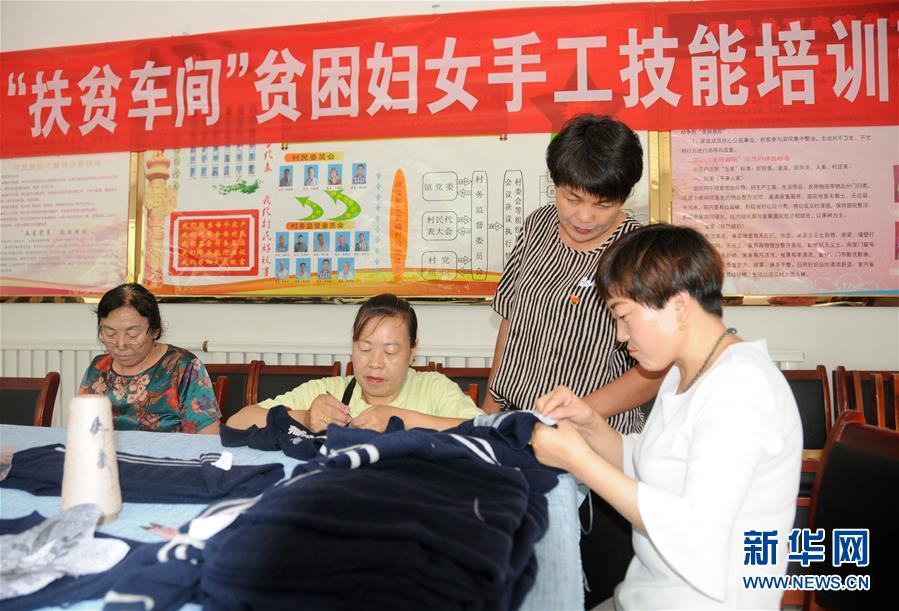 （決戰(zhàn)決勝脫貧攻堅(jiān)&middot;圖文互動(dòng)）（1）內(nèi)蒙古河套：一雙巧手、一副棒針、一團(tuán)毛線打造貧困戶&ldquo;炕頭經(jīng)濟(jì)&rdquo;