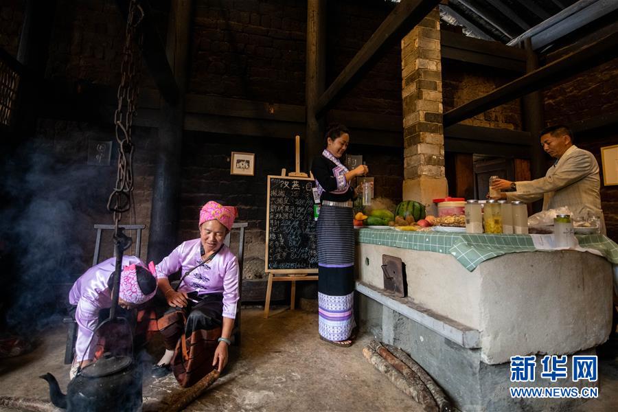 （決戰(zhàn)決勝脫貧攻堅&middot;圖文互動）（1）眼前的生活就是詩和遠(yuǎn)方&mdash;&mdash;藝術(shù)引領(lǐng)云南傣族山村蝶變