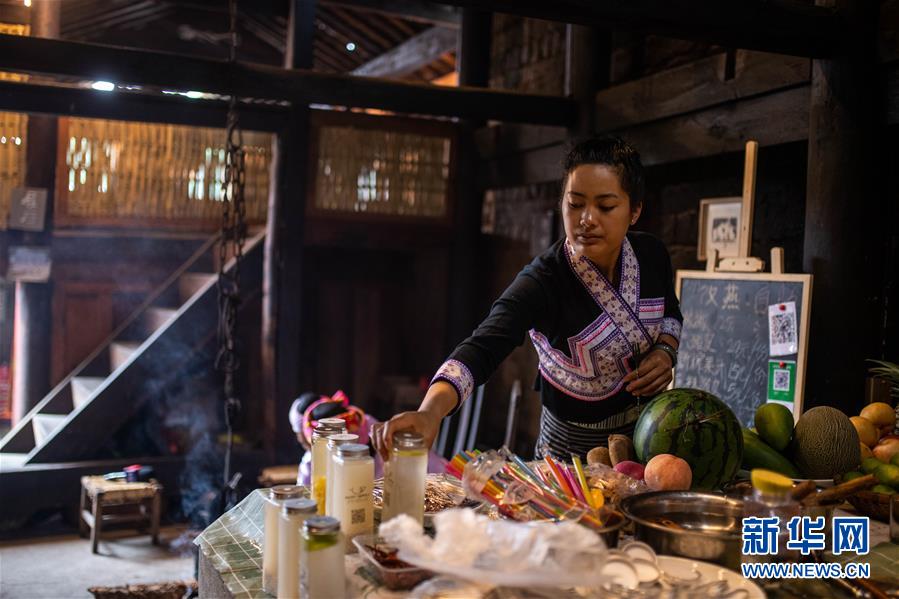 （決戰(zhàn)決勝脫貧攻堅&middot;圖文互動）（3）眼前的生活就是詩和遠(yuǎn)方&mdash;&mdash;藝術(shù)引領(lǐng)云南傣族山村蝶變