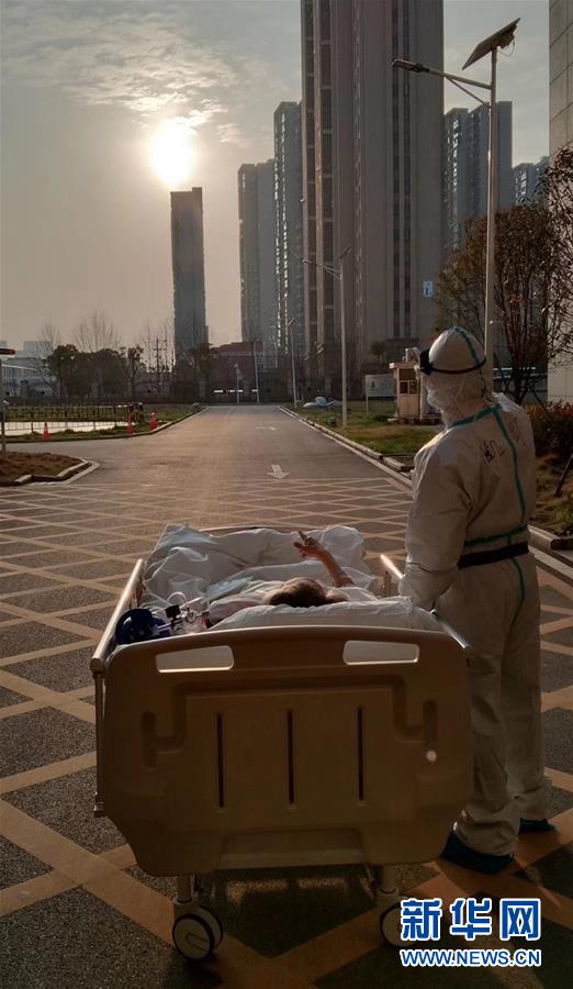 （新華全媒頭條&middot;圖文互動(dòng)）（8）以仁心仁術(shù)造福人民&mdash;&mdash;寫在第三個(gè)中國(guó)醫(yī)師節(jié)之際