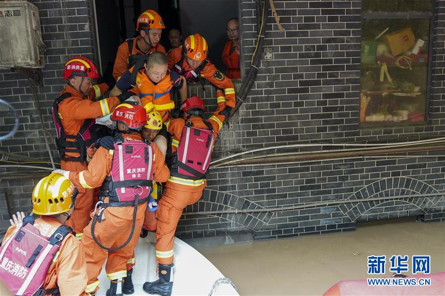 （防汛抗洪）（1）重慶：救援！在被洪水漫過(guò)的街巷之間