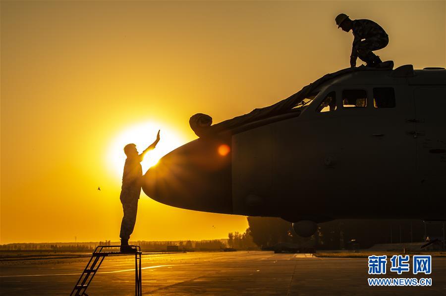 （在習近平強軍思想指引下&middot;我們在戰(zhàn)位報告&middot;圖文互動）（5）雷霆&ldquo;戰(zhàn)神&rdquo;向戰(zhàn)而飛&mdash;&mdash;空軍航空兵某師牢記囑托備戰(zhàn)打仗記事