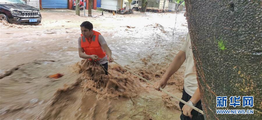 （在習(xí)近平新時(shí)代中國(guó)特色社會(huì)主義思想指引下&mdash;&mdash;新時(shí)代新作為新篇章&middot;習(xí)近平總書記關(guān)切事&middot;圖文互動(dòng)）（3）洪峰浪尖，鮮紅的黨旗高高飄揚(yáng)&mdash;&mdash;記防汛抗洪一線的共產(chǎn)黨員