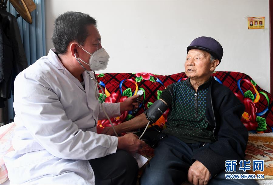 （習(xí)近平的小康故事&middot;新華網(wǎng)&middot;圖文互動）（2）&ldquo;真正解決好基層群眾看病難、看病貴問題&rdquo;&mdash;&mdash;習(xí)近平和群眾健康的故事