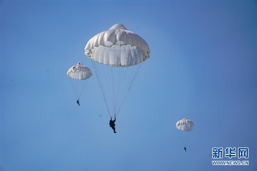 （在習(xí)近平強(qiáng)軍思想指引下&middot;我們?cè)趹?zhàn)位報(bào)告&middot;圖文互動(dòng)）（2）朵朵傘花綻放，勝戰(zhàn)精兵天降&mdash;&mdash;空降兵部隊(duì)某旅教導(dǎo)員余海龍帶領(lǐng)官兵傳承黃繼光精神記事