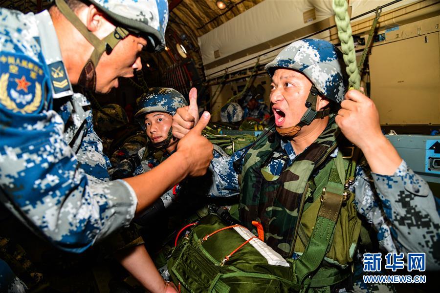 （在習(xí)近平強(qiáng)軍思想指引下&middot;我們?cè)趹?zhàn)位報(bào)告&middot;圖文互動(dòng)）（3）朵朵傘花綻放，勝戰(zhàn)精兵天降&mdash;&mdash;空降兵部隊(duì)某旅教導(dǎo)員余海龍帶領(lǐng)官兵傳承黃繼光精神記事