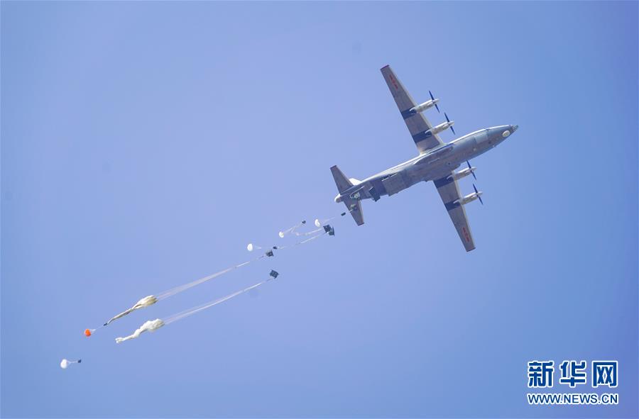 （在習(xí)近平強(qiáng)軍思想指引下&middot;我們?cè)趹?zhàn)位報(bào)告&middot;圖文互動(dòng)）（4）朵朵傘花綻放，勝戰(zhàn)精兵天降&mdash;&mdash;空降兵部隊(duì)某旅教導(dǎo)員余海龍帶領(lǐng)官兵傳承黃繼光精神記事