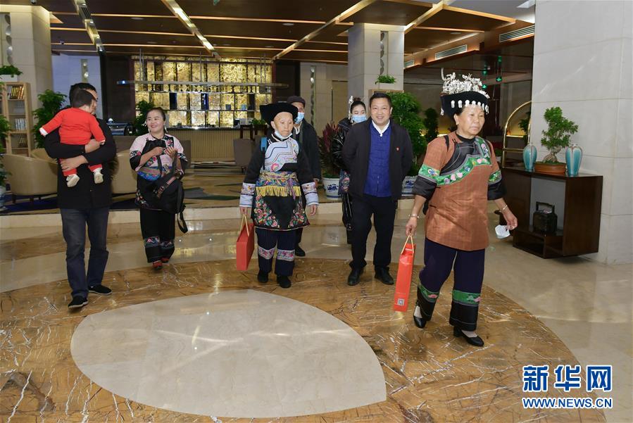 （圖文互動(dòng)）（4）夢(mèng)圓之后追新夢(mèng)&mdash;&mdash;十八洞村村民觀看升國旗儀式特寫