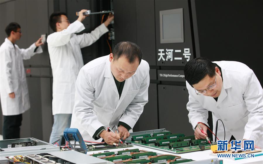 (在習(xí)近平強(qiáng)軍思想指引下·我們在戰(zhàn)位報(bào)告·圖文互動(dòng))(2)向著未來戰(zhàn)場沖鋒——國防科技大學(xué)科研創(chuàng)新記事