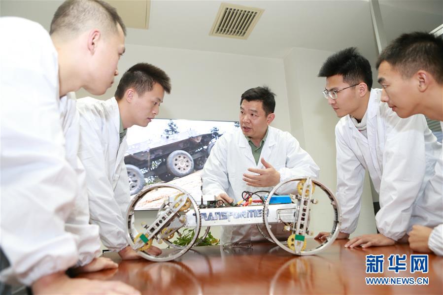 (在習(xí)近平強(qiáng)軍思想指引下·我們在戰(zhàn)位報(bào)告·圖文互動(dòng))(4)向著未來戰(zhàn)場沖鋒——國防科技大學(xué)科研創(chuàng)新記事