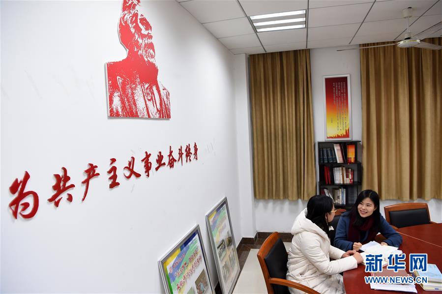 （新華全媒頭條&middot;圖文互動）（3）凝心鑄師魂　立德育新人&mdash;&mdash;以習(xí)近平同志為核心的黨中央關(guān)心教師隊伍建設(shè)紀(jì)實