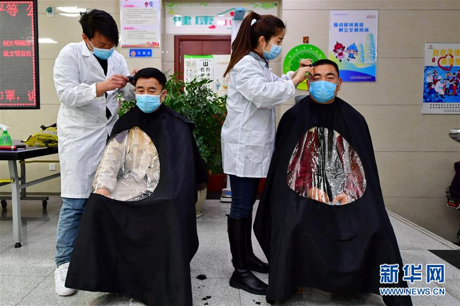 （在習(xí)近平新時(shí)代中國(guó)特色社會(huì)主義思想指引下&mdash;&mdash;新時(shí)代新作為新篇章&middot;習(xí)近平總書(shū)記關(guān)切事&middot;圖文互動(dòng)）（3）戰(zhàn)&ldquo;疫&rdquo;中的&ldquo;凡人微光&rdquo;