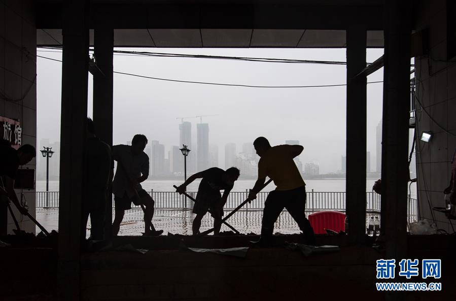 （在習(xí)近平新時(shí)代中國(guó)特色社會(huì)主義思想指引下&mdash;&mdash;新時(shí)代新作為新篇章&middot;習(xí)近平總書記關(guān)切事&middot;圖文互動(dòng)）（3）戰(zhàn)疫魔,斗洪魔&mdash;&mdash;湖北全力應(yīng)對(duì)防疫、防汛疊加&ldquo;雙考&rdquo;