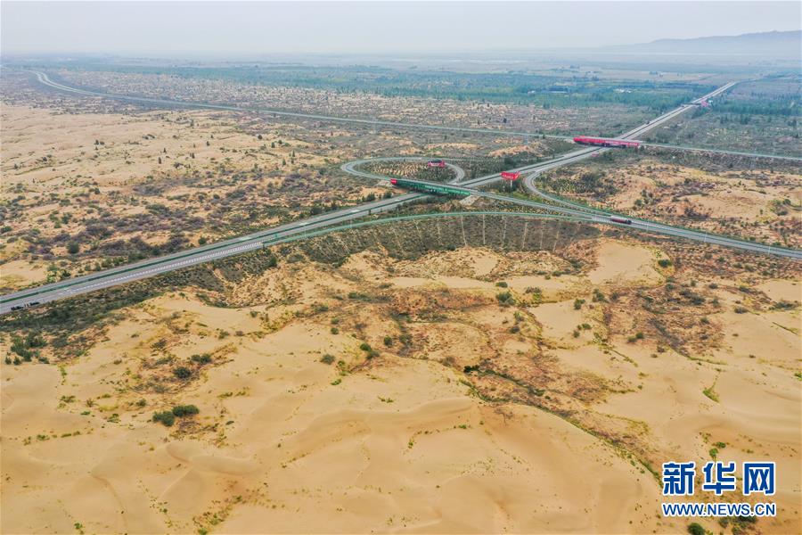 （在習近平新時代中國特色社會主義思想指引下&mdash;&mdash;新時代新作為新篇章&middot;習近平總書記關切事&middot;圖文互動）（11）綠意，在黃沙中鋪展&mdash;&mdash;我國防沙治沙紀實