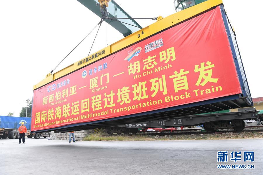 （在習(xí)近平新時代中國特色社會主義思想指引下&mdash;&mdash;新時代新作為新篇章&middot;習(xí)近平總書記關(guān)切事&middot;圖文互動）（6）我家大門常打開&mdash;&mdash;經(jīng)濟(jì)特區(qū)全方位對外開放故事