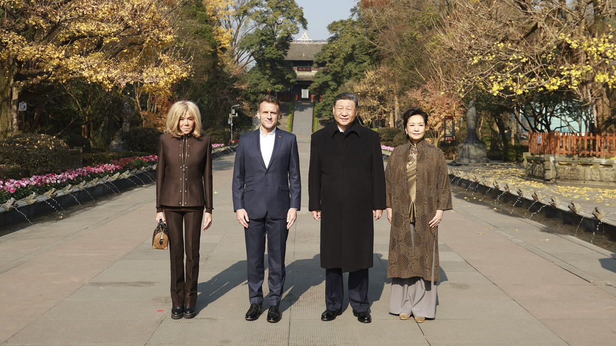 習(xí)近平同法國總統(tǒng)馬克龍在成都進(jìn)行友好交流