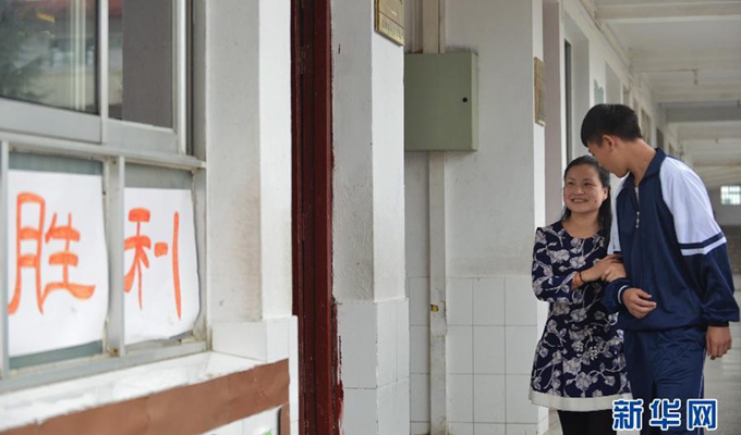 劉芳在學生協(xié)助下，前去上課