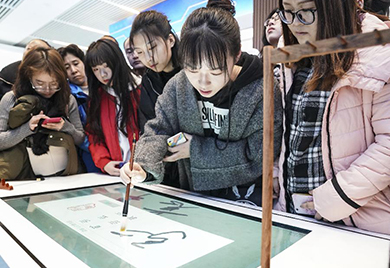 &ldquo;偉大的變革&mdash;&mdash;慶祝改革開(kāi)放40周年大型展覽&rdquo;周末觀眾多