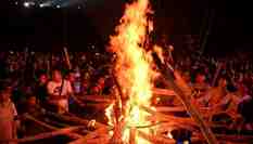 云南昆明火把點(diǎn)燃&ldquo;東方狂歡節(jié)&rdquo;