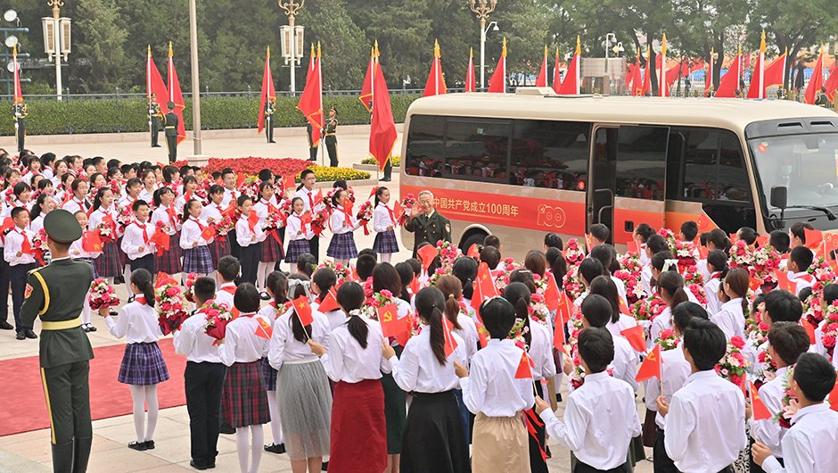 “七一勛章”獲得者抵達(dá)人民大會(huì)堂