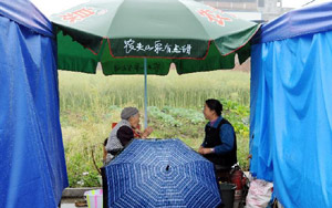 [雨中災(zāi)區(qū)]一母同胞手足情溫暖氤氳