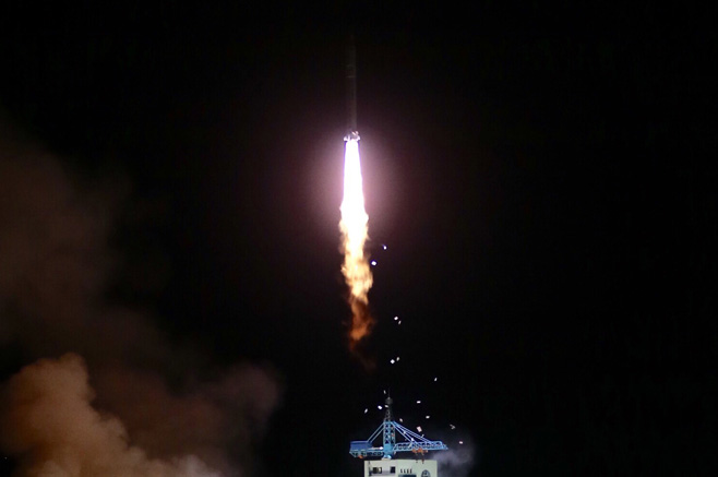 4月6日，搭載實(shí)踐十號衛(wèi)星的長征二號丁運(yùn)載火箭升空。