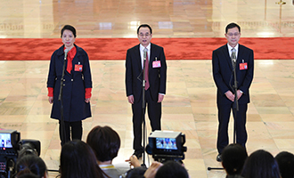 姜妍、康紅普、劉宗富代表接受采訪