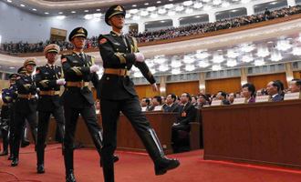 陸?？杖妰x仗兵正步行進至主席臺前