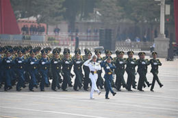 我軍首次組建領(lǐng)導指揮方隊接受檢閱