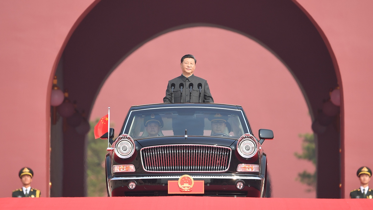 習近平乘坐檢閱車，經(jīng)過金水橋，駛上長安街