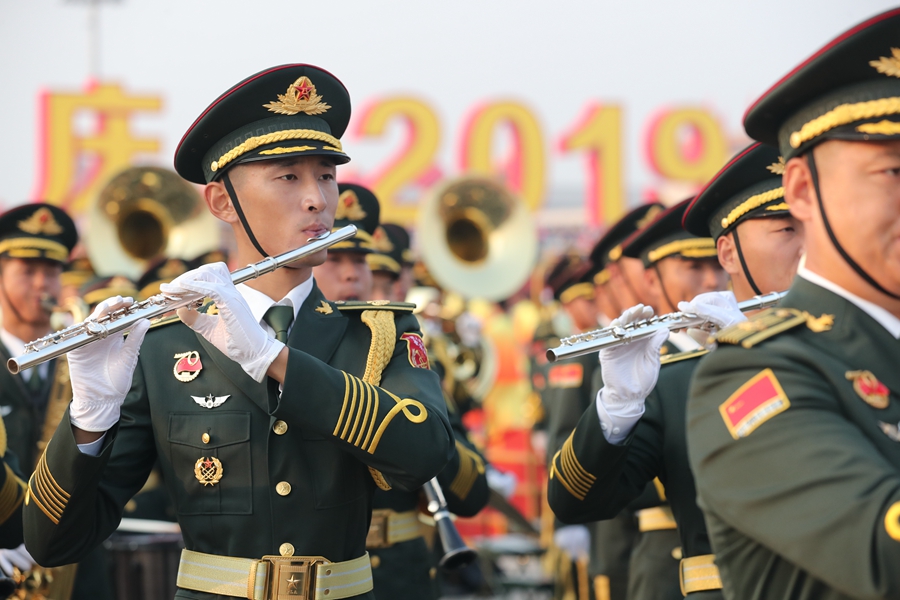 解放軍聯(lián)合軍樂團(tuán)在廣場(chǎng)就位后進(jìn)行準(zhǔn)備工作和試奏。據(jù)了解，解放軍聯(lián)合軍樂團(tuán)此次演奏是從開國(guó)大典至今歷次閱兵以來演奏曲目最多的一次，不少曲目是為此次閱兵量身打造的全新作品，此次也是歷次女演奏員最多的一次。