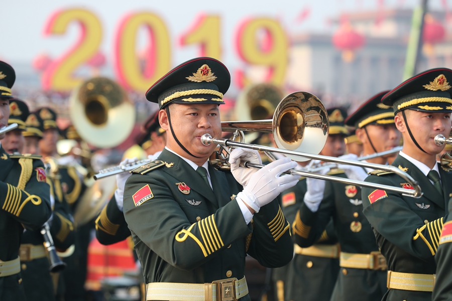 解放軍聯(lián)合軍樂團(tuán)在廣場(chǎng)就位后進(jìn)行準(zhǔn)備工作和試奏。據(jù)了解，解放軍聯(lián)合軍樂團(tuán)此次演奏是從開國(guó)大典至今歷次閱兵以來演奏曲目最多的一次，不少曲目是為此次閱兵量身打造的全新作品，此次也是歷次女演奏員最多的一次。