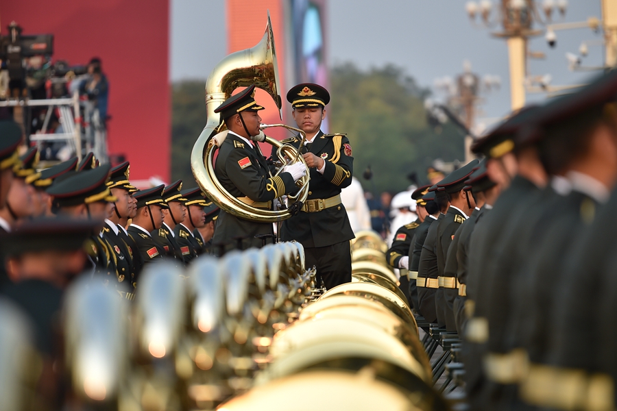 解放軍聯(lián)合軍樂團(tuán)在廣場(chǎng)就位后進(jìn)行準(zhǔn)備工作和試奏。據(jù)了解，解放軍聯(lián)合軍樂團(tuán)此次演奏是從開國(guó)大典至今歷次閱兵以來演奏曲目最多的一次，不少曲目是為此次閱兵量身打造的全新作品，此次也是歷次女演奏員最多的一次。