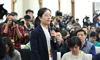 人民日報(bào)記者在會上提問