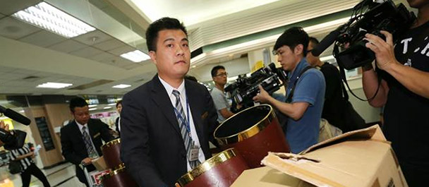 禮儀公司帶著遺體袋、骨灰壇協(xié)助處理善后