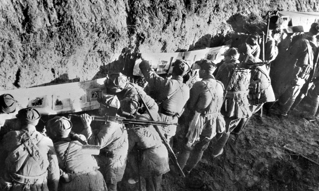 1948年冬，淮海戰(zhàn)役期間，雙堆集前沿陣地舉辦的戰(zhàn)地影展，深受解放軍戰(zhàn)士歡迎。新華社稿  袁克忠攝