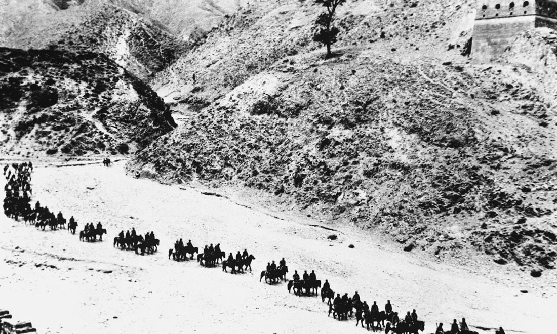 1937年11月太原失守后，八路軍向華北敵后挺進，分兵發(fā)動群眾，開展敵后游擊戰(zhàn)爭，創(chuàng)建敵后根據(jù)地。新華社稿　沙飛攝